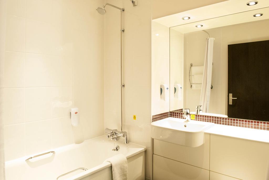 Premier Inn Uttoxeter Esterno foto